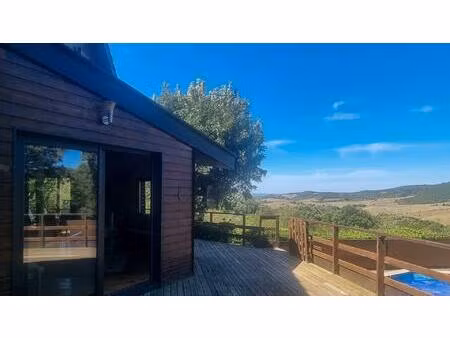 charmante maison en bois de 4 chambres dans un cadre forestier paisible avec les vues...
