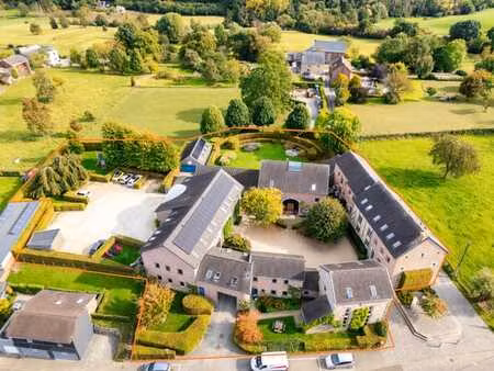 ferme en carré reprenant 11 logements et 1 dépôt