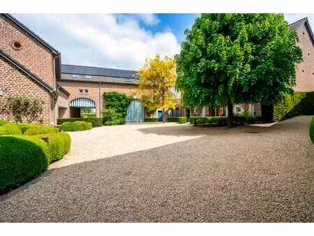 ferme en carré reprenant 11 logements et 1 dépôt