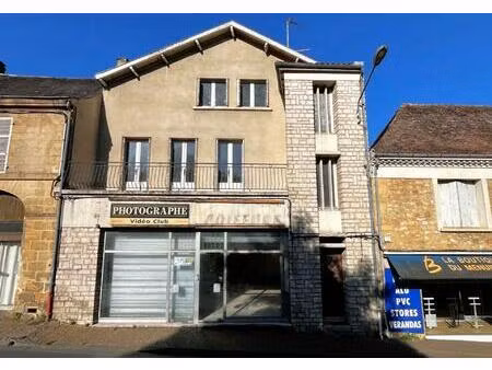 immeuble à usage d'habitation et de commerces  à restaurer  mitoyen des deux côtés et sur.