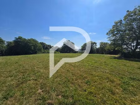 terrain à bâtir de 6540 m² dont 1 800 m² constructibles.