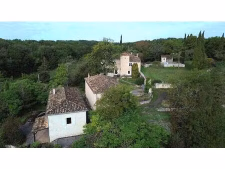 très belle propriété dans le quercy blanc nichée sur les hauteurs .