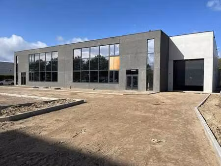 entrepôt avec bureaux et expace polyvalent