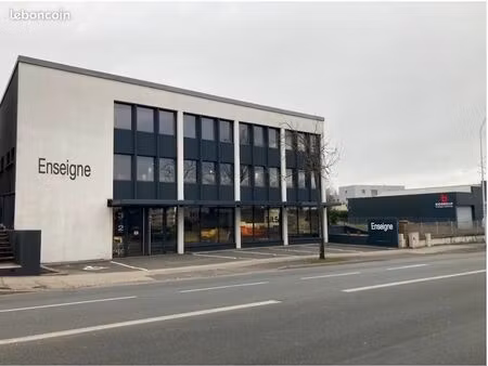 local - bureaux - show-room aménagé 345 m2 vitrine 16 ml (vente ou location)