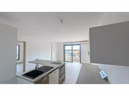 appartement t2 à vendre à furiani - résidence récente avec terrasse et parking