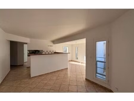 location appartement  m² t-4 à riez  760 €