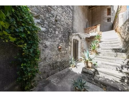 maison de village en pierre avec cour