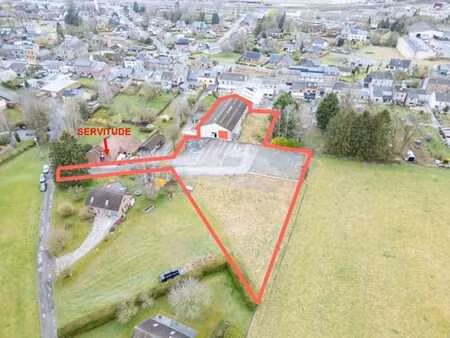 entrepôt de ±700 m² avec terrain constructible et parking