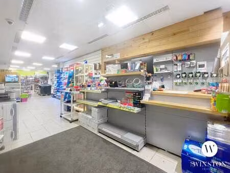 rez-de-chaussée commercial de 300m² idéalement situé