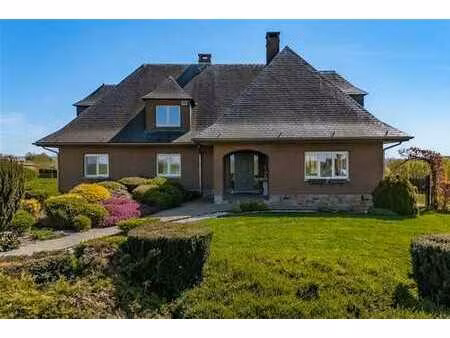 superbe spacieuse villa dans un cadre verdoyant et paisible