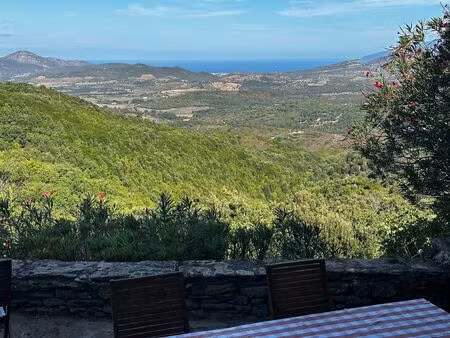 maison en pierre de lauze avec vue mer