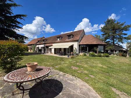 20 mn de moulins  propriété avec 5 ha de terrain