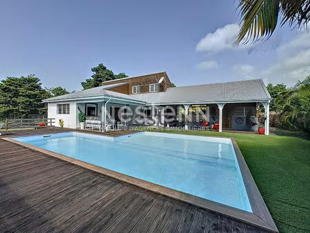 a vendre villa f5 avec piscine de 135m² sainte-anne proche de la plage