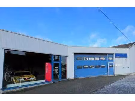 ensemble immobilier comprenant un garage et 2 maisons