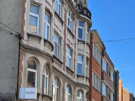 locaux commerciaux avec box de garage sécurisé