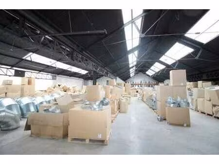 magnifique entrepôt de 2600m² + terrain de 3000m² !