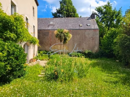 riec sur belon - maison bourgeoise  4 niveaux  centre bourg  jardin clos avec puits  près 