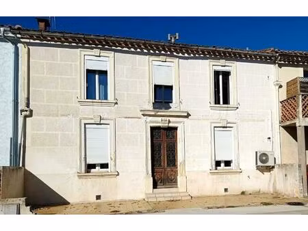 grande maison familiale avec extérieur et garage.