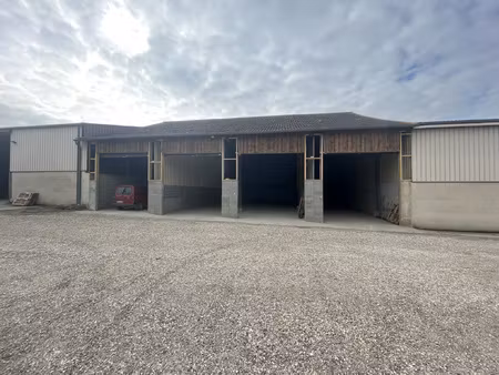 mareil le guyon  entrepôt de 90m2.