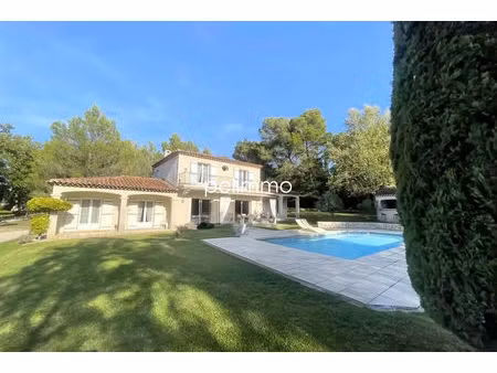 vernègues : villa t6 avec piscine sur terrain de 2672m²