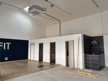 a lomme sur centre commercial : 100 m2 proche intermarché  action