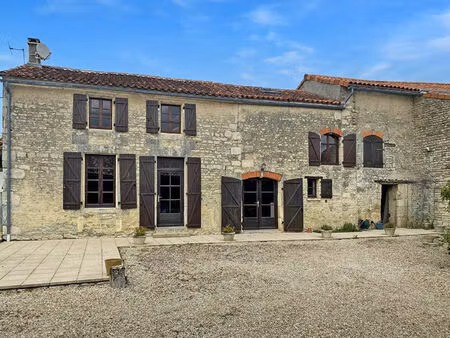 charente proche aigre maison 5 pièce(s) 150 m2  piscine  grange