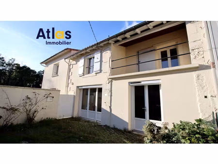 maison 3 chambres avec 2 garages et terrasse dans le bourg de la crèche