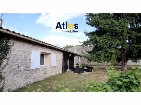 maison à aigondigné  63 m²  2 chambres  jardin