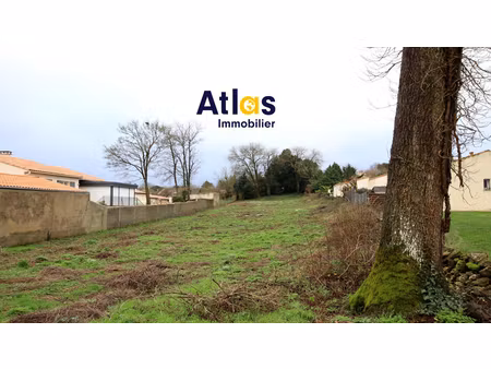 terrain à bâtir 1600 m2  centre bourg de vouille