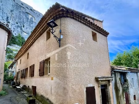 maison de village atypique sur trois niveaux offrant une vue exceptionnelle au dernier éta