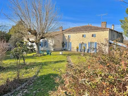 ensemble immobilier comprenant deux maisons et un appartement