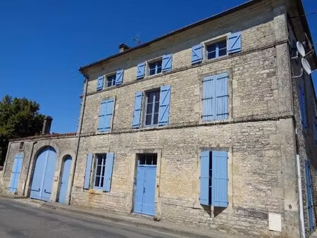 charmant appartement de caractère d'une chambre avec piscine commune enterrée