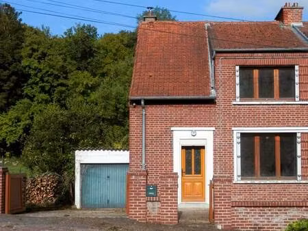 maison en brique avec garage et jardin
