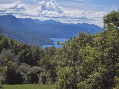 beau terrain constructible avec une vue montagne et lac dan