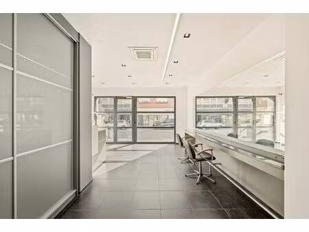 handelsruimte met ruime woonst met enorme mogelijkheden op een centrale ligging in harelbe