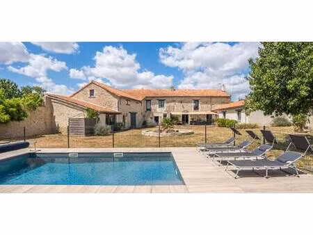 maison avec piscine et terrasse braye-sous-faye (37)