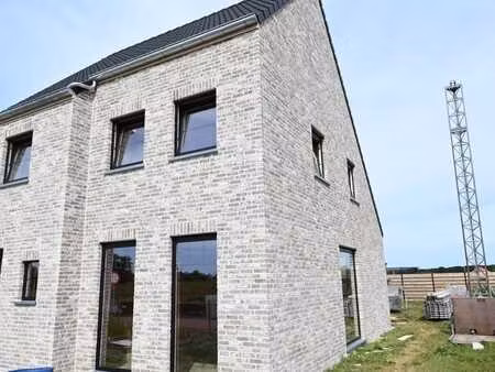 afgewerte halfopen nieuwbouw woning op centrale ligging!