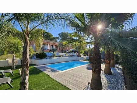 villa contemporaine de plain pied de 127 m² sur un terrain de 907m² avec piscine et garage