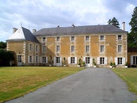 elégant château  7 chambres avec sdbs  12ha parc  communs