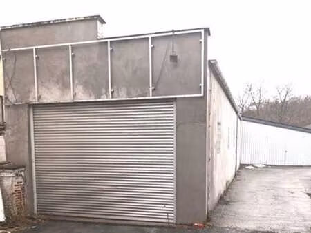 “2 entrepôts au total de 200 m² – bien situé avec accès faci