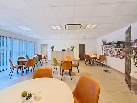 local commercial prêt à emménager (94 m²) avec parking à lou