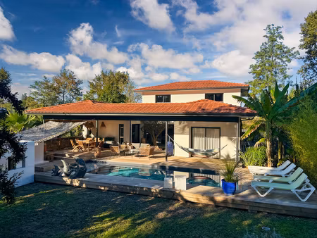 villa contemporaine avec 5 chambres et piscine.