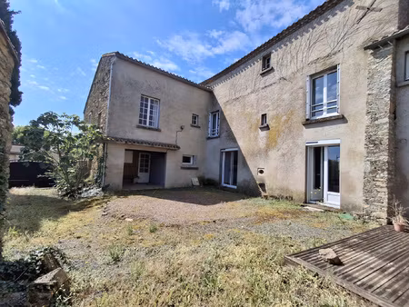maison de bourg en pierres  habitable de suite avec 3 grande