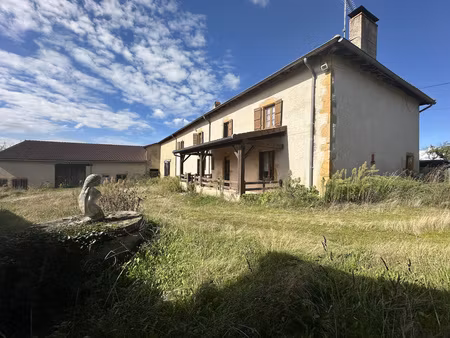 corps de ferme et dépendances à rénover. 720 m2 au total.