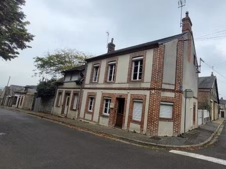 maison de ville d'environ 100 m2 sur un terrain de 216 m2 avec garage et dépendance.