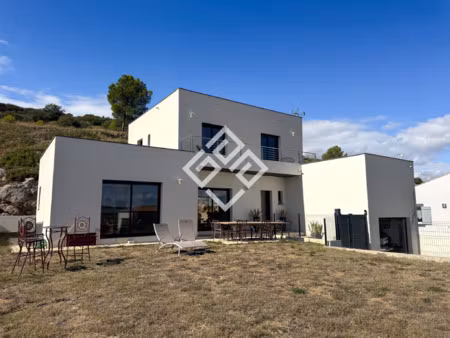 villa contemporaine avec jardin et vue panoramique