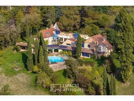 maisons d'architecte lovées en coeur de nature et leurs étangs