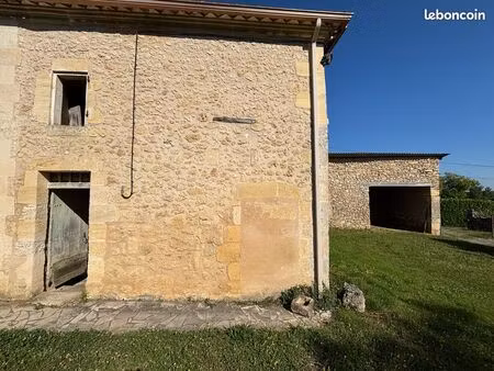 maison en pierre à renover de 185m² + dependance de 50m² sur 650m² de parcelle 99 000e