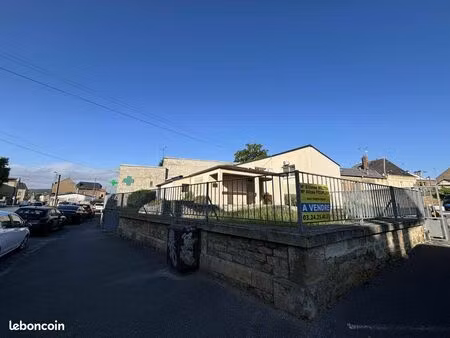 local commercial 350 m² sedan