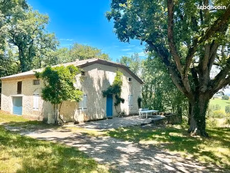 belle maison en pierre dans un bois de 2 hectares